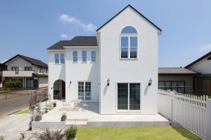 玄関へのアプローチやテラスに使われた明るいタイルが、建物を一層華やかに見せている。